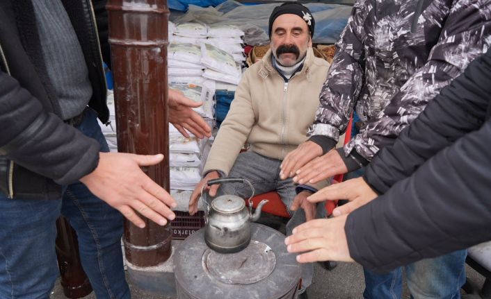 Erzincan’da dondurucu soğuklar pazar esnafına soba kurdurdu