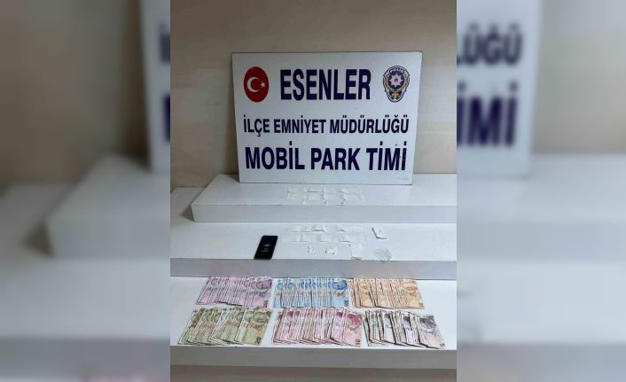 Esenler’de halk pazarında narkotik madde satışına suçüstü: O anlar kamerada