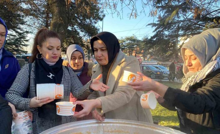 Eskişehir’de dağıtılan sıcak çorbalara yoğun ilgi