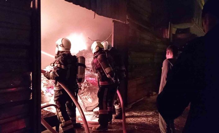 Evlerin arasındaki depo yangını korkuttu