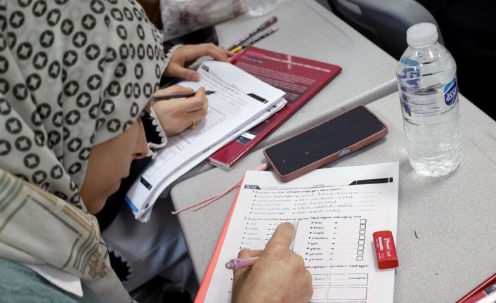 Farklı renk ve kültürlerden insanlar Türkçe’yi, SAMEK’le öğreniyor