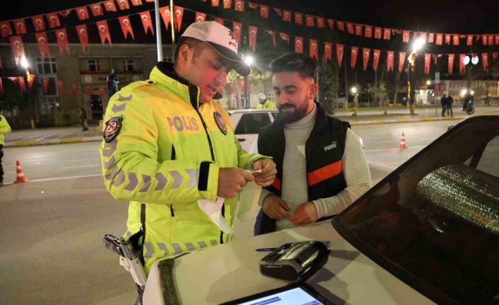 Farlarını açmayı unuttu, yeni yılın ilk cezasını yedi