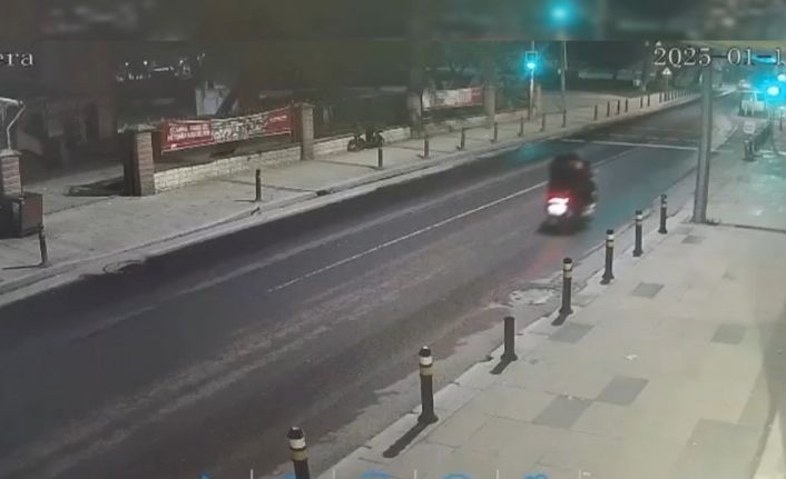 Fatih’te iş yerine silahlı saldırı kamerada: Şüpheliler kısa sürede yakalandı