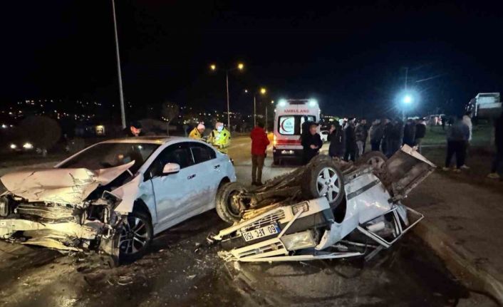 Fiat Tofaş kazada demir yığınına döndü, 3 kişi yaralandı