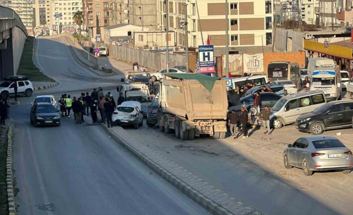 Freni arızalanan hafriyat kamyonunun 5 aracı biçtiği kaza kamerada