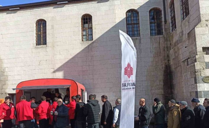 Gaziantep Vakıflar Bölge Müdürlüğü, vatandaşlara salep ikramında bulundu