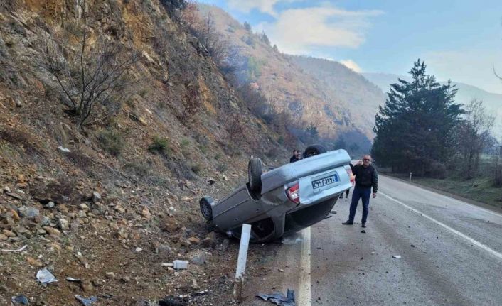 Gizli buzlanma nedeniyle kontrolden çıkan otomobil tepetaklak oldu