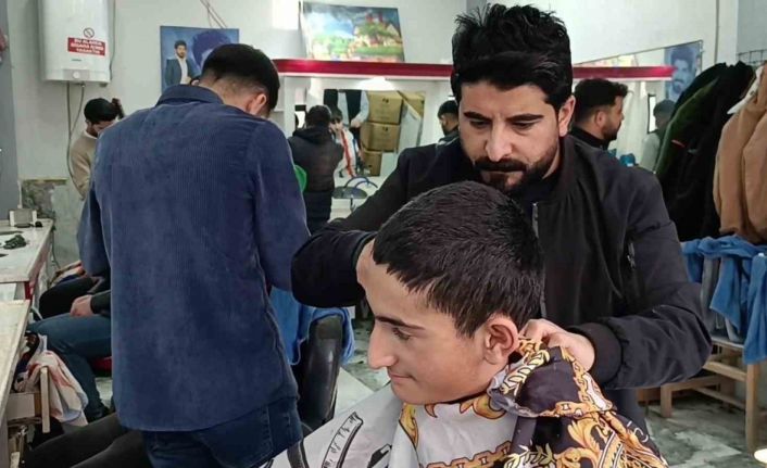 Gönüllü berber yetim ve öksüz çocukları ücretsiz tıraş yapıyor