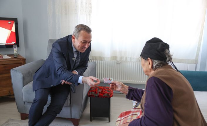 Gülkartları Başkan Uzun teslim etti