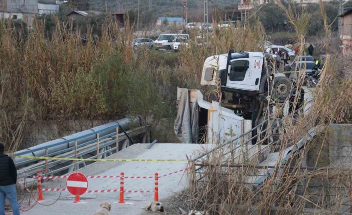 Hafriyat kamyonu geçtiği esnada köprü çöktü