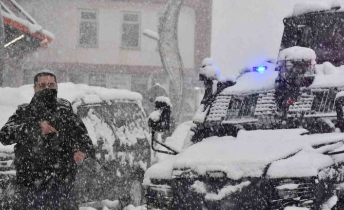 Hakkari polisi kar kış demeden görev başında