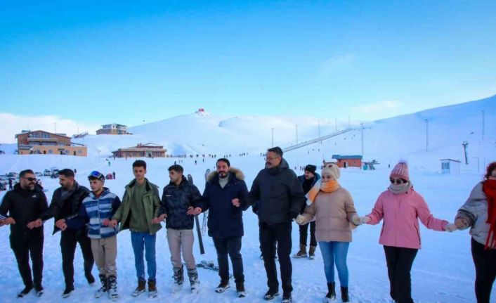 Hakkari Valisi Çelik, kayak merkezinde gençlerle halay çekti