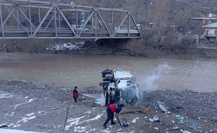 Hakkari’de çöp kamyonu şarampole yuvarlandı: 3 yaralı