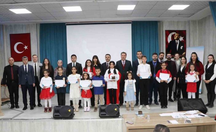 Hakkari’de "İstiklal Marşı’nı Güzel Okuma Şiir Yarışması" düzenlendi