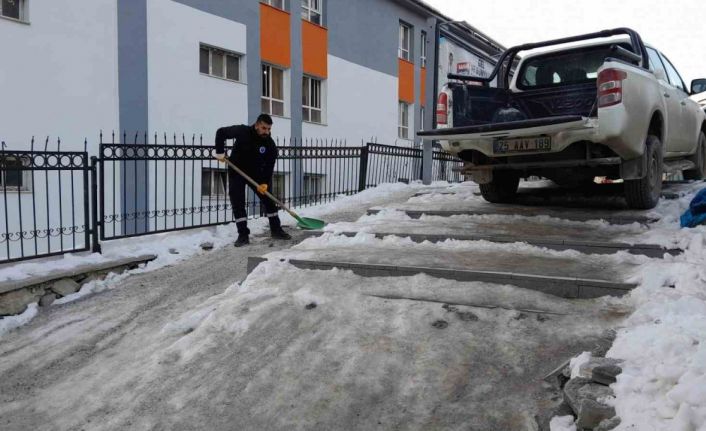 Hakkari’de Sibirya soğukları: Yollar ve merdivenler buz tuttu