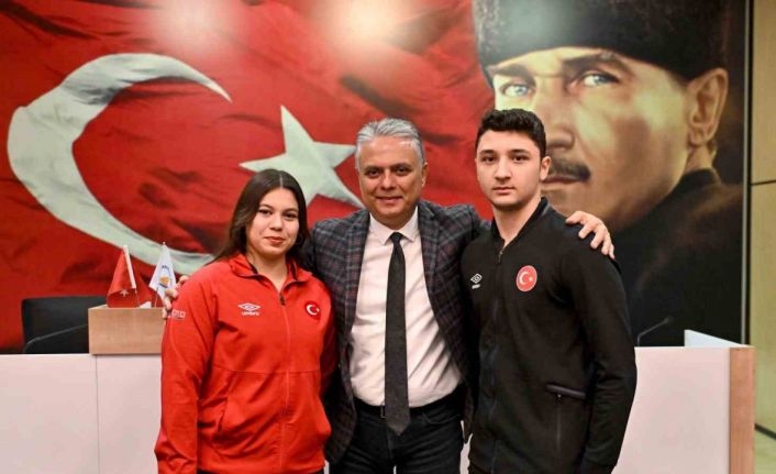 Halter ve karate şampiyonlarına Muratpaşa’dan ödül