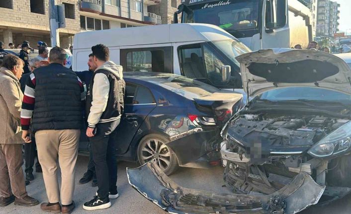 Hatay’da freni patlayan hafriyat kamyonu 5 aracı biçti: 2 yaralı