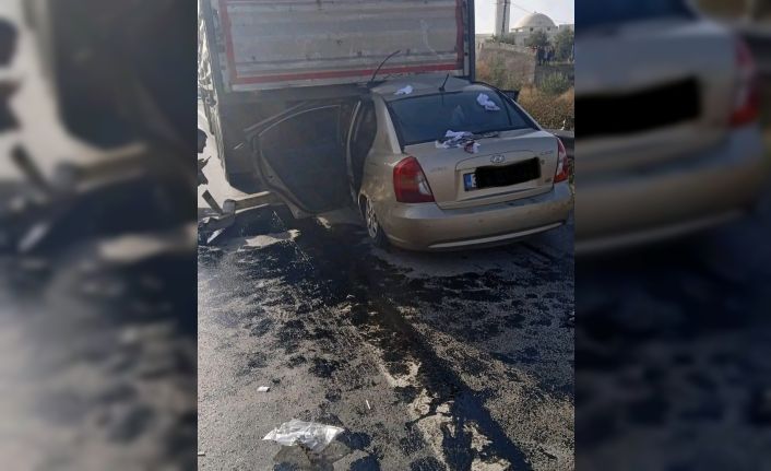 Hatay’da otomobil tırın altına girdi: 2 kişi yaralandı