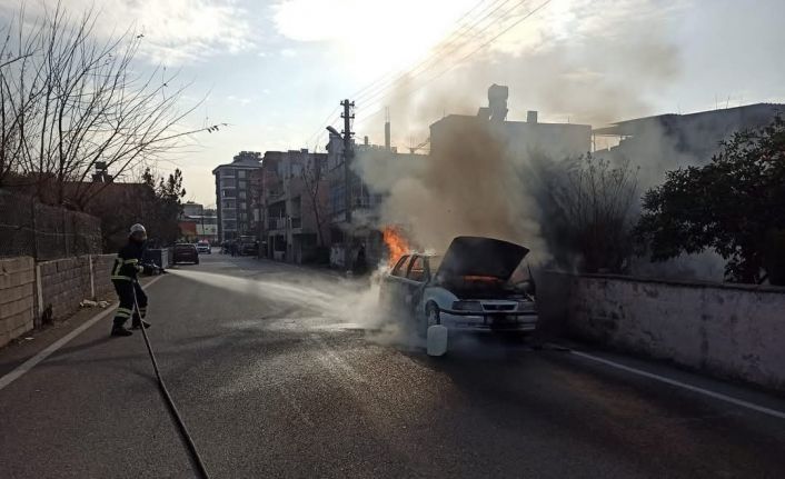 Hatay’da seyir halindeki otomobil yandı