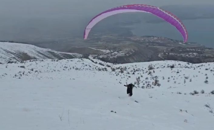 Hazarbaba Dağı’nda göl manzarası eşliğinde yamaç paraşütü