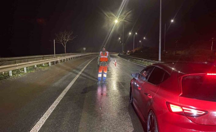 Heyelanın meydana geldiği yol çamurla doldu, trafik yine aksadı