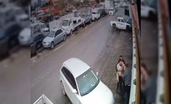 Hiç tanımadığı kişi tarafından bıçaklandı, polisin hayat kurtaran müdahalesi kamerada