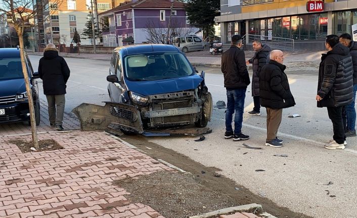 İki hafif ticari aracın çarpıştığı kaza kamerada