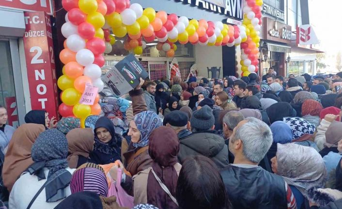 İndirimli ürünleri almak isteyenler mağaza önünü miting alanına çevirdi