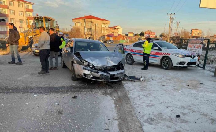 İş makinesi taşıyan kamyon otomobille çarpıştı: Kaza anı kameraya yansıdı