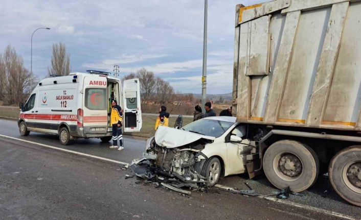 Işıkta bekleyen kamyona arkadan çarpan otomobilin sürücüsü yaralandı