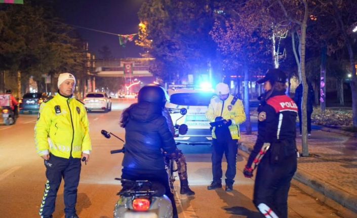 Isparta’da 1 saatlik denetimde 7 araç trafikten men edildi