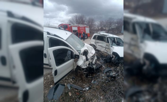 Isparta’da hafif ticari araçla çarpışan otomobilin sürücüsü hayatını kaybetti