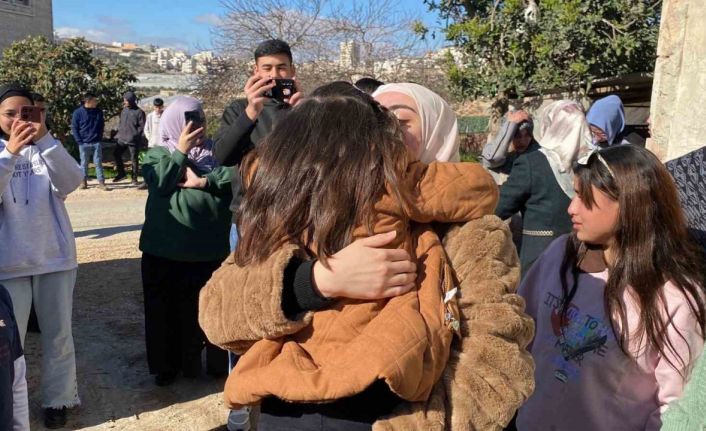 İsrail’in serbest bıraktığı Filistinli Cenin Amro ailesine kavuştu