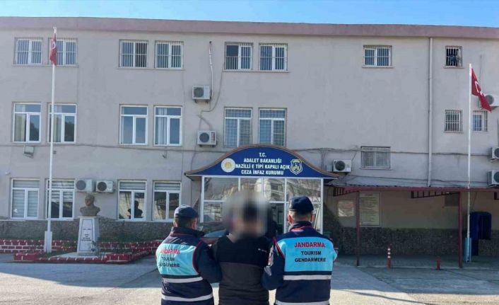 Jandarma aranan şahısları yakaladı