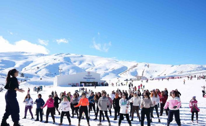 Kadınların kar üstündeki dans gösterisi renkli görüntüler oluşturdu