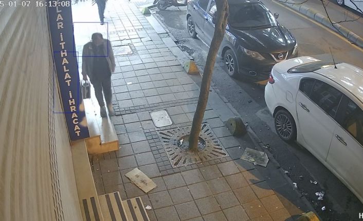 Kağıthane bir garip hırsızlık kamerada: Alet çantasını alıp kaçtı