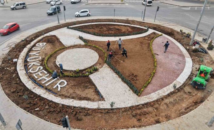 Kahramanmaraş Büyükşehir Belediyesi kavşakları güzelleştiriyor