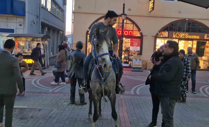 Kalabalık caddeye atla giren şahsa polis engeli