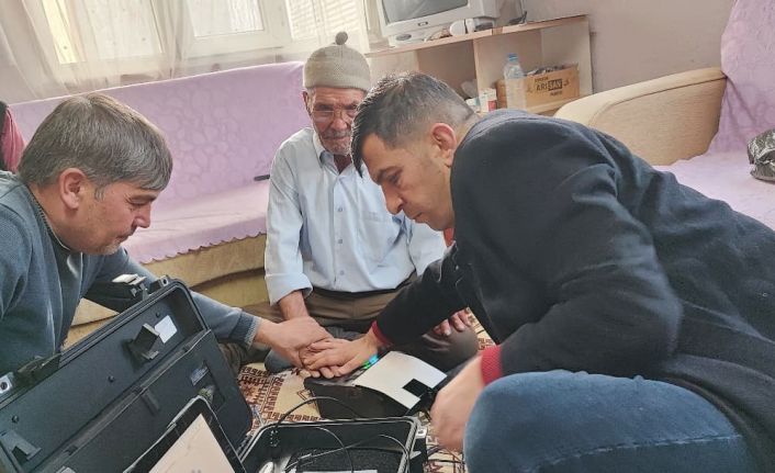 Kale’de 14 yaşlı vatandaşın kimlik yenileme işlemi adresinde yapıldı