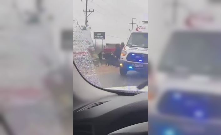 Kamyona çarpan otomobil, yol çalışması alanına devrildi: 2 yaralı