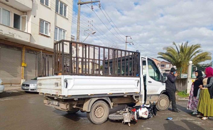 Kamyonete çarpan motosiklet sürücüsü yaralandı
