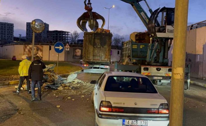 Kamyonun üzerindeki yükler alt geçide takıldı: Trafik kilitlendi