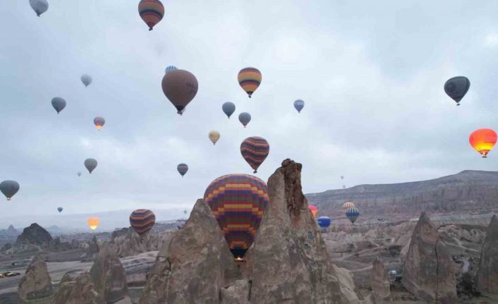 Kapadokya’da turistler yılın ilk güneşinin doğuşunu sıcak hava balonlarında izledi