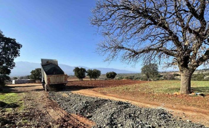 Karacasu’da yol çalışmaları devam ediyor