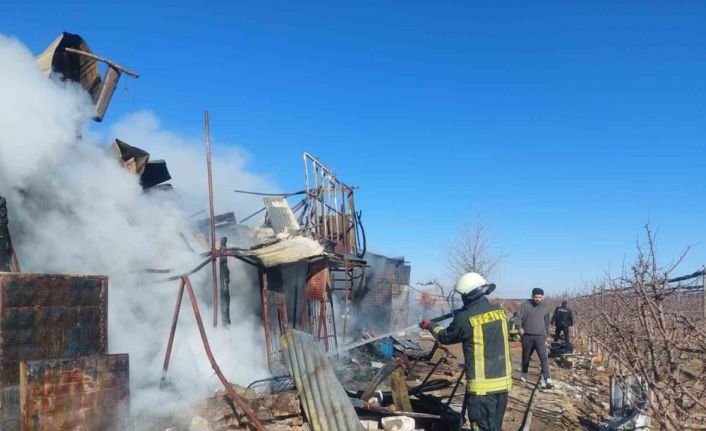 Karaman’da depo yangınında büyük çapta maddi hasar oluştu