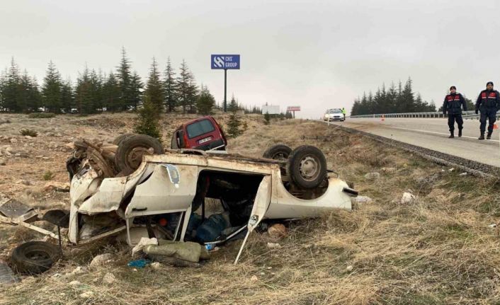 Karaman’da hafif ticari araç otomobile arkadan çarptı: 4 yaralı