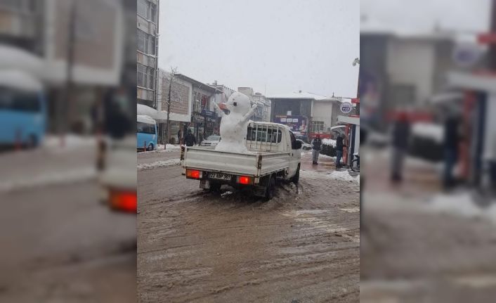 Kardan adama kamyonet ile şehir turu attırdılar