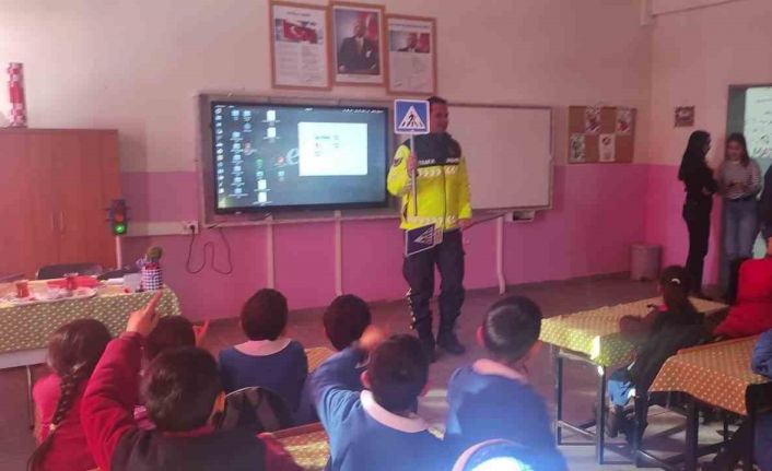 Kars’ta jandarmadan öğrencilere trafik semineri