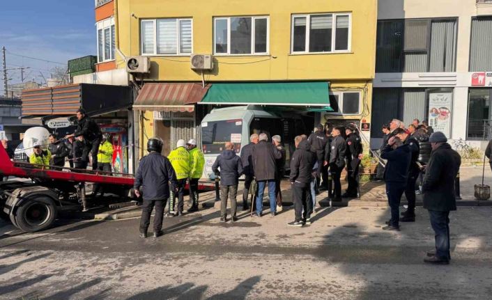 Kartal’da yolcu minibüsü kuaföre girdi: 3 yaralı