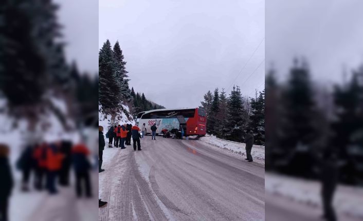 Kartalkaya yolunda kontrolden çıkan yolcu otobüsü yolu kapattı